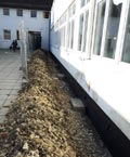 Die Abwasser-Rohre werden verlegt.