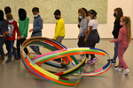Schüler betrachten ein Kunstwerk von Beat Zoderer